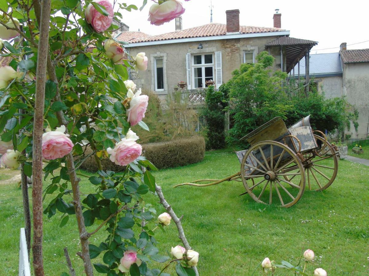 Eco Logis de Chantegrolle Champagne-Mouton Extérieur photo